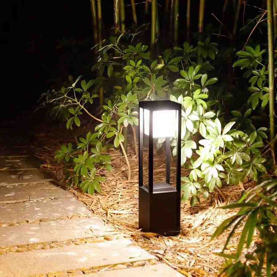 Solar Garden Light with Warm White LED – Cube Design for Stylish Outdoor Ambience