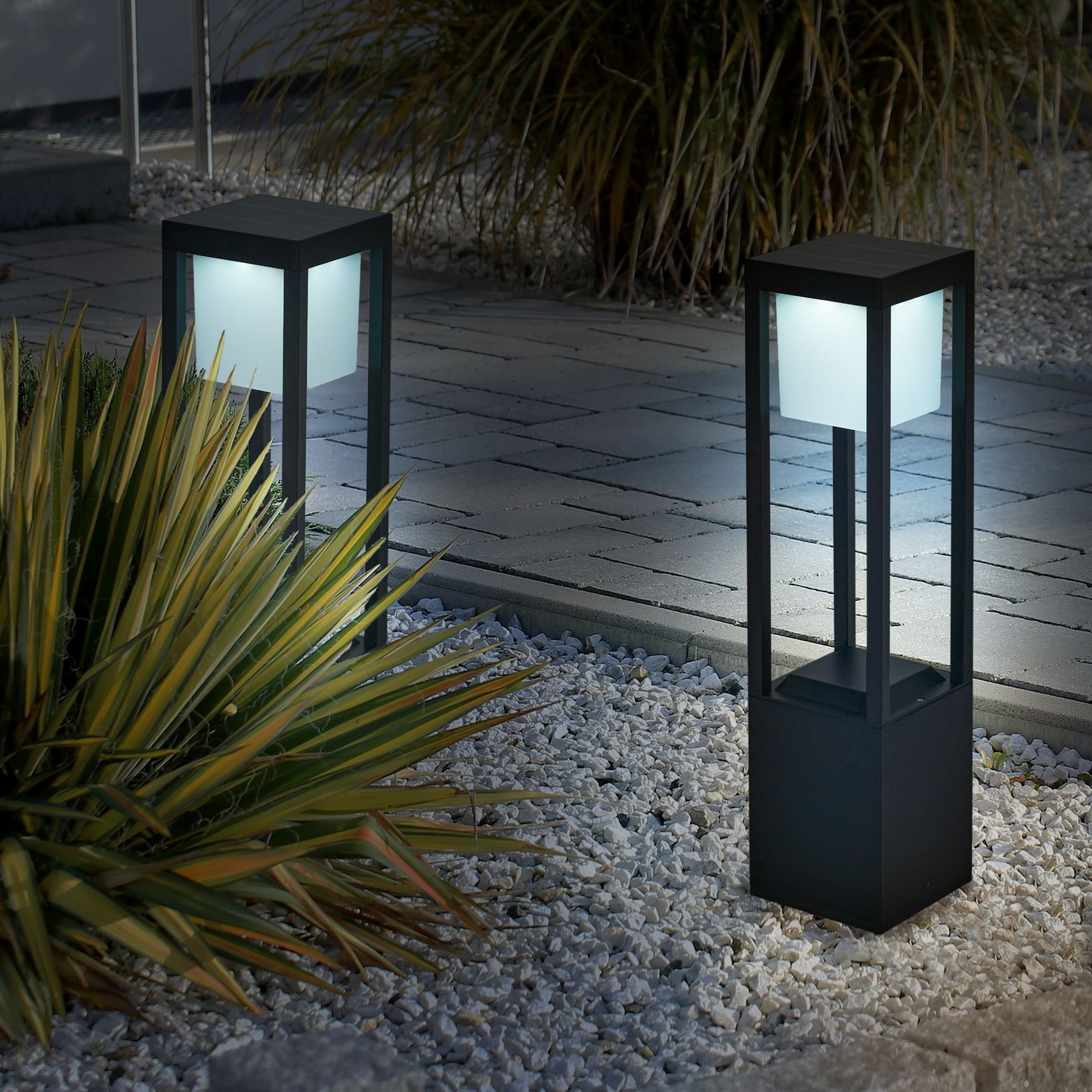 Solar Garden Light with Warm White LED – Cube Design for Stylish Outdoor Ambience